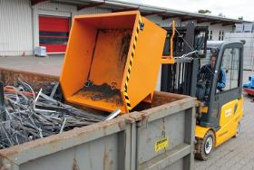 Swarf container type SGU, forklift truck attachment