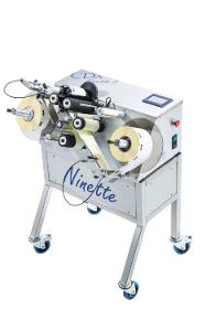 Labelling machine for the adhesive labelling