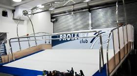 Indoor entertainment ski simulator snowboarding skiing